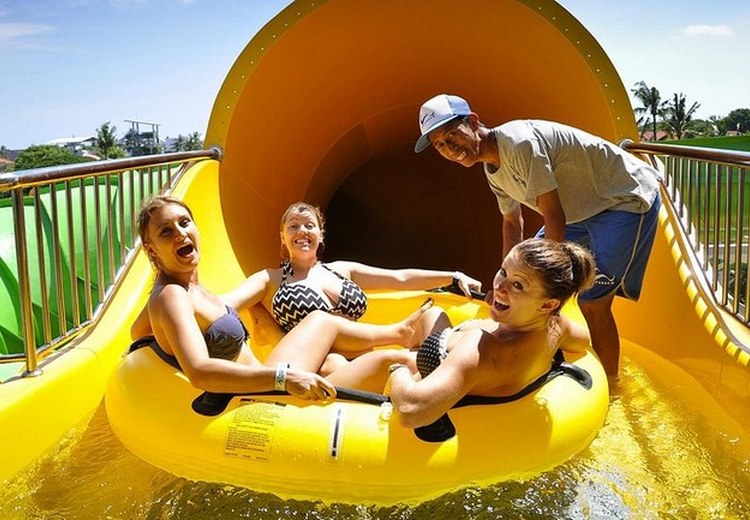 Trẻ em vui chơi tại công viên nước Waterbom Bali, khu vực Kuta