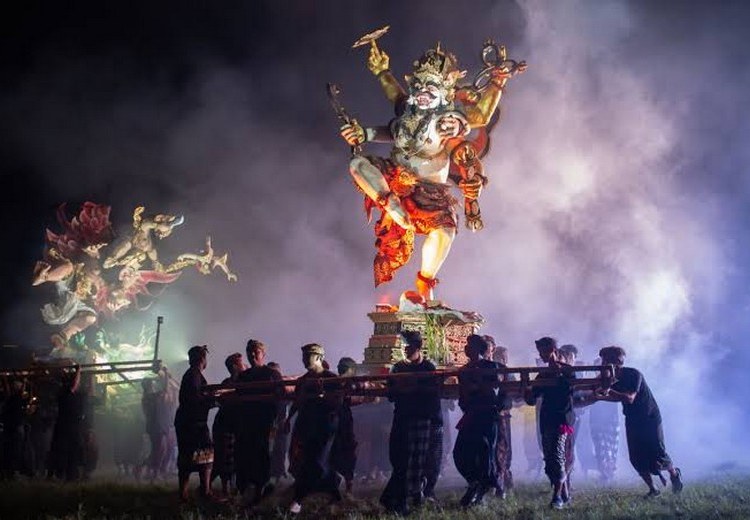 Tượng Ogoh-ogoh khổng lồ được rước trên đường phố Denpasar trong đêm Pengerupukan, ánh lửa đuốc sáng rực