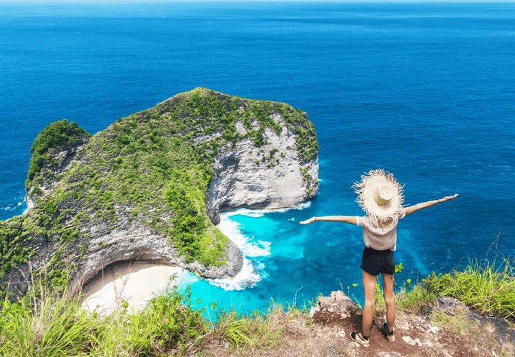 Vách đá Kelingking hình khủng long nhìn ra làn nước xanh ở Nusa Penida