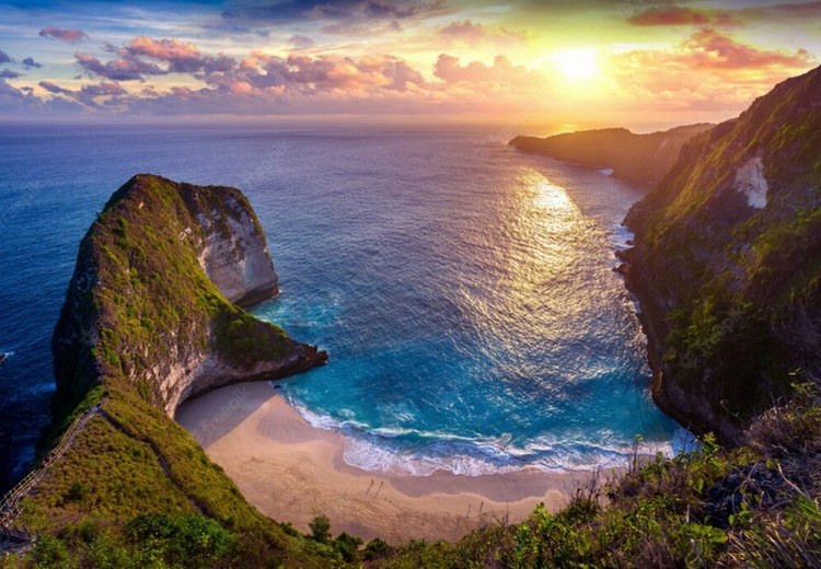 Vách đá Kelingking nhìn từ điểm ngắm trên cao, bãi cát trắng bên dưới hình đuôi khủng long