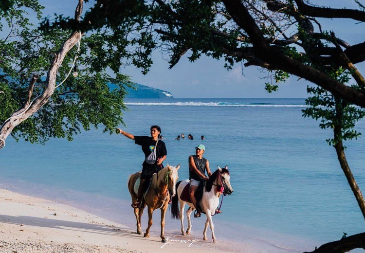 Xe ngựa cidomo trên đường cát trắng đảo Gili Trawangan