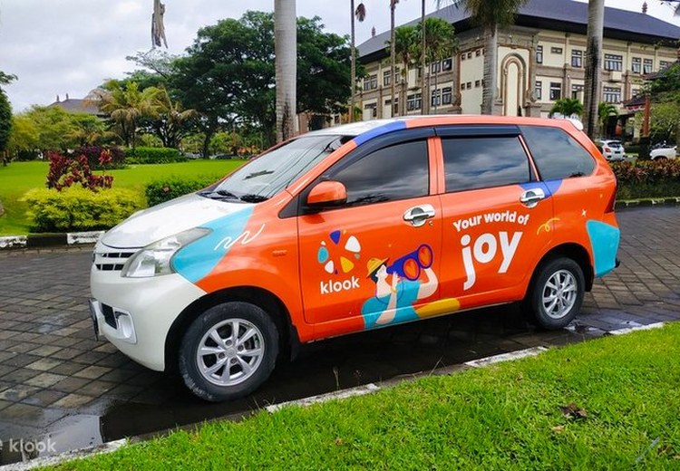 Xe thuê dịch vụ đậu trước khu nhà buổi sáng sớm, tài xế đang chờ khách